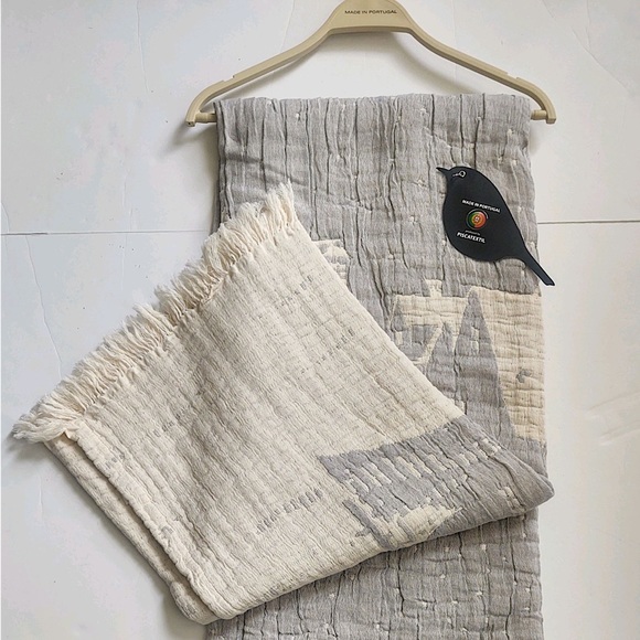 🎁Piscatextil Holiday Throw Blanket - Neutral Gray Holiday Village & Sleigh - Picture 3 of 12